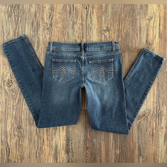 SO Beta Skinny Jeans Womens Juniors 7 Average Blue Denim Dark Wash Embroidered - Picture 1 of 13